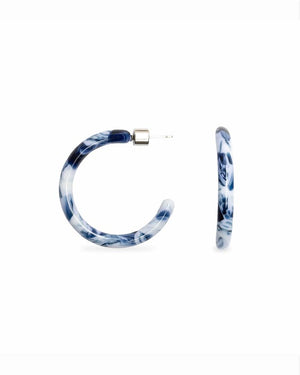 Loop Mare Ohrringe aus marmoriertem Harz mit blau-weißem Muster und 316L Edelstahl. Zeigt einen Ohrring frontal, den anderen im Profil.