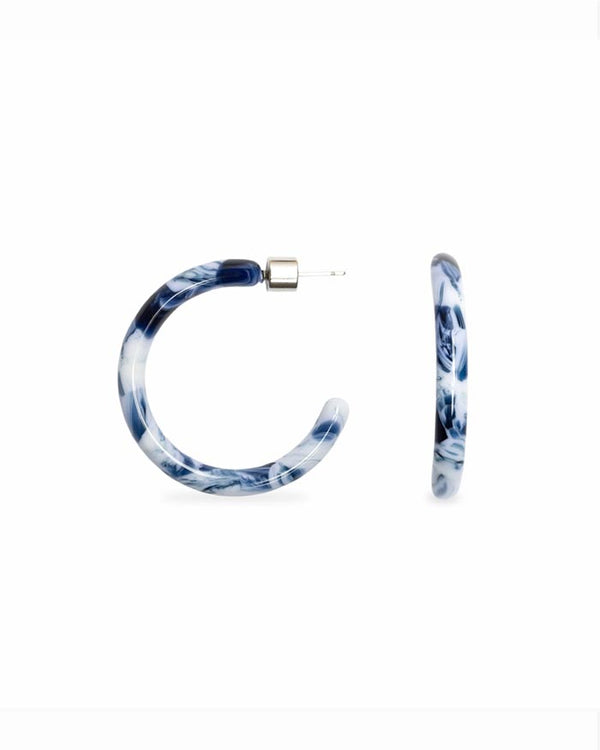 Loop Mare Ohrringe aus marmoriertem Harz mit blau-weißem Muster und 316L Edelstahl. Zeigt einen Ohrring frontal, den anderen im Profil.