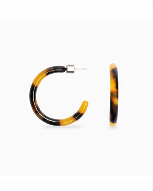 Loop Dark Cheetah Ohrringe aus tortoiseshell-gemustertem Resin, halbkreisförmig, mit Edelstahl-Pin und Druckverschluss, robust und hautfreundlich, präsentiert von Human Empire Shop.