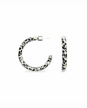 Sasstie - Loop Dott Ohrringe mit schwarz-weißem Animal-Print, bestehend aus robustem Cellulose-Acetat und chirurgischem Edelstahl, wasserfest und hautfreundlich.