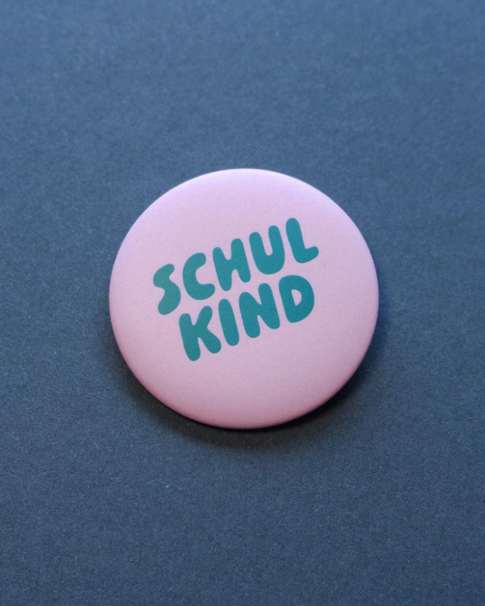 Button Schulkind Flieder-Grün