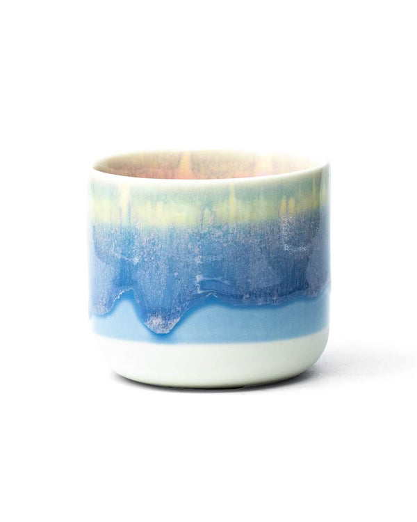 Studio Arhoj - Sip Cup Dreamboat: Handgefertigter Keramikbecher mit gelb-grünem Rand, blauen Tropfen und weißem Sockel, einzigartig glasiert, spülmaschinenfest, empfohlen für Handwäsche.