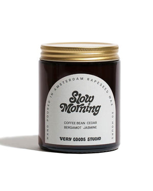 Slow Morning Duftkerze 170ml in Braunglas mit Golddeckel, handgegossen in Amsterdam. Duftnoten: Kaffeebohne, Bergamotte, Jasmin, Zedernholz. Brenndauer: 45–50 Stunden.