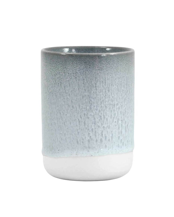 Studio Arhoj - Slurp Cup Danish Winter: Handgefertigter, graublau glasierter Keramikbecher ohne Henkel, ideal für Espresso oder Tee, 220ml Fassungsvermögen, minimalistisches skandinavisches Design.