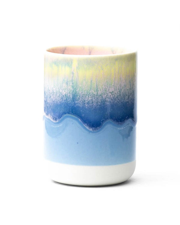 Studio Arhoj - Slurp Cup Dreamboat: Handgefertigter, zylindrischer Porzellanbecher mit mehrschichtiger Glasur in Weiß, Blau und Gelbgrün, ideal für Stifte, Pflanzen oder als Trinkbecher.