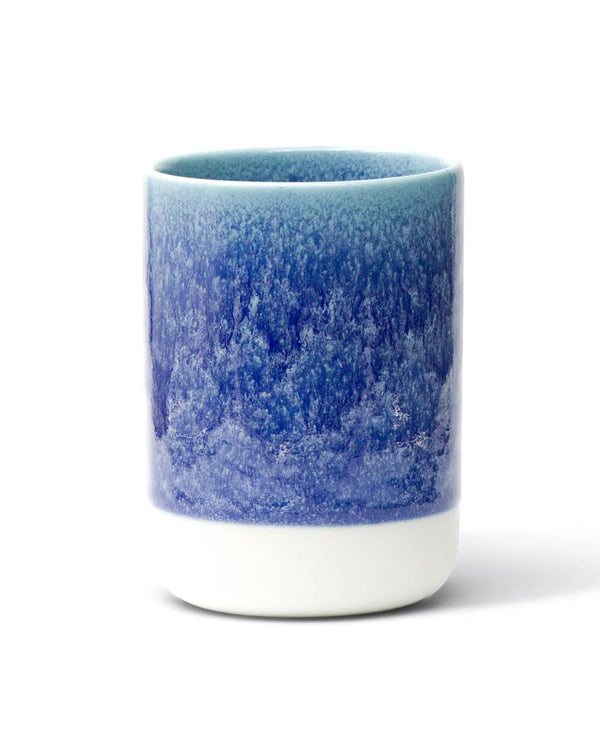 Studio Arhoj - Slurp Cup Mariana, handgefertigter Porzellanbecher mit weißem Grund und blauer Glasur, ca. 220ml, von Studio Arhoj, Kopenhagen.