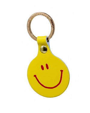 Feeling Lush Smiley Schlüsselanhänger Yellow aus echtem Leder, zeigt ein rotes Smiley-Gesicht. Der goldene Ring ist mit British Made – AAK Colour Design graviert.