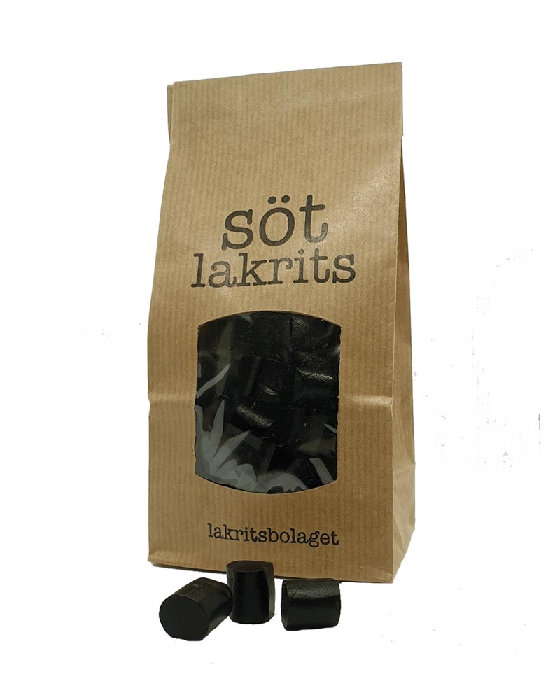 Kraftpapierbeutel Süßes Lakritz von lakritsbolaget, mit schwarzem Lakritz durch Sichtfenster und drei Stücke davor. Vegane schwedische Süßigkeit, 170g, aus Skåne, Schweden.