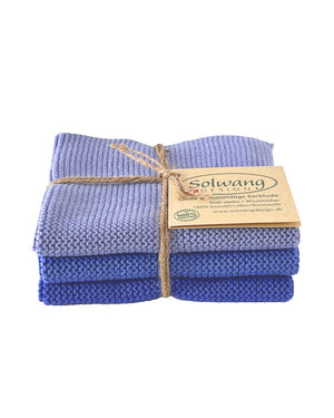 Solwang Wischtuch Kornblumenblau Kombi Bio: Drei gestrickte, organische Baumwolltücher in Blau, gebündelt mit Juteschnur und Etikett, ideal als vielseitiges Geschenk.