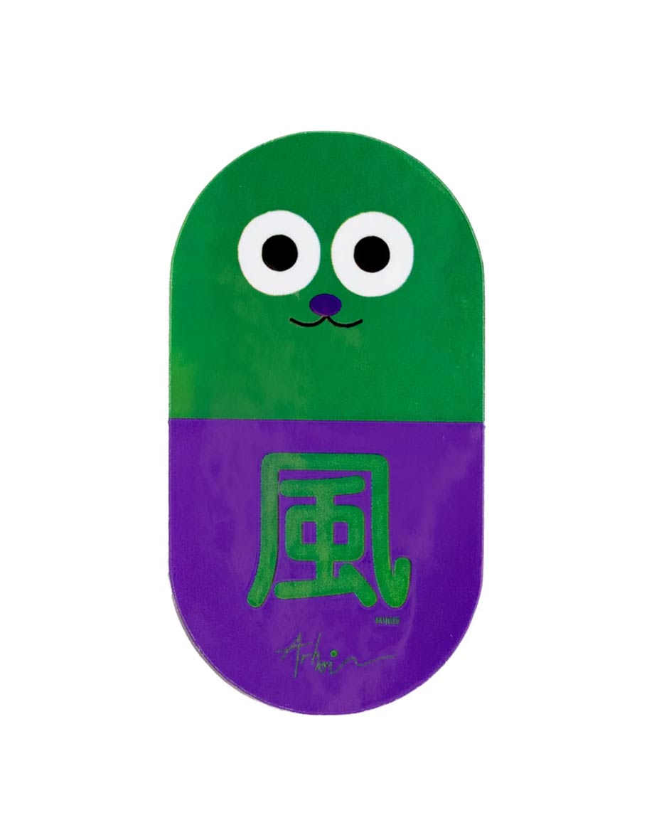 Studio Arhoj - Sticker Cat Pill Wind: Cartoon-Gesicht oben, unten lila mit 風-Zeichen. Ideal für Laptop, Flasche, Planer oder Skateboard. Maße: 3,8 x 6,9 cm.