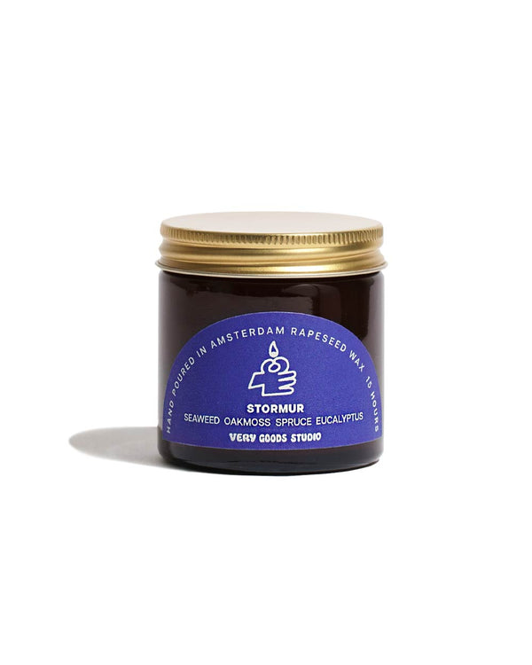 Stormur Duftkerze 60ml in recyceltem Braunglas mit Zinn-Deckel, handgefertigt in Amsterdam. Duftnoten: Seetang, Eichenmoos, Eukalyptus. 15-20 Stunden Brenndauer.