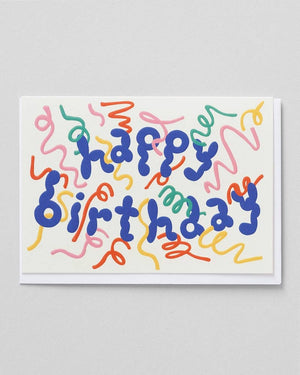 Happy Birthday Streamers Embossed Klappkarte mit verspieltem Schriftzug und bunten Konfetti-Squiggles, auf umweltfreundlichem Papier gedruckt, inklusive weißem Umschlag.