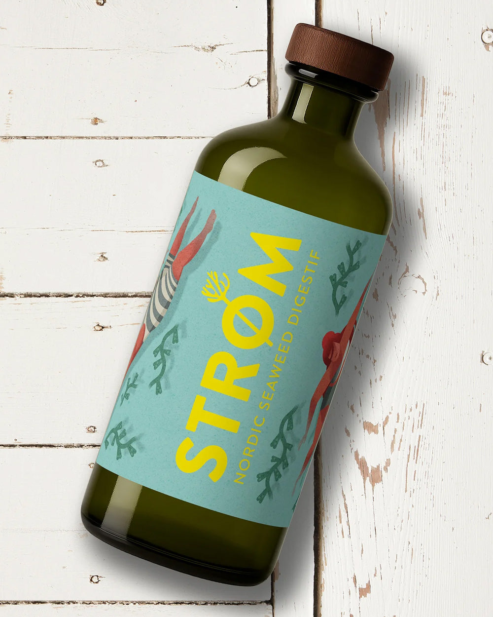 STRØM Nordic Seaweed Digestif, Flasche mit braunem Verschluss, blauer Etikett, gelbem Schriftzug auf weißem Holz. Enthält 18 Botanicals und Meeresalgen für ein einzigartiges Umami-Erlebnis.
