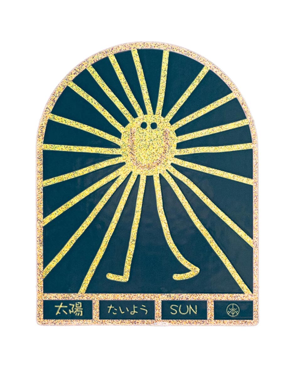 Studio Arhoj - Sticker Sun: Cartoon-Sonne in Goldfolie auf dunklem Hintergrund, strahlende Sonnenstrahlen, mit sun in Kanji, Hiragana und Englisch darunter. Perfekt für Laptop oder Skateboard.