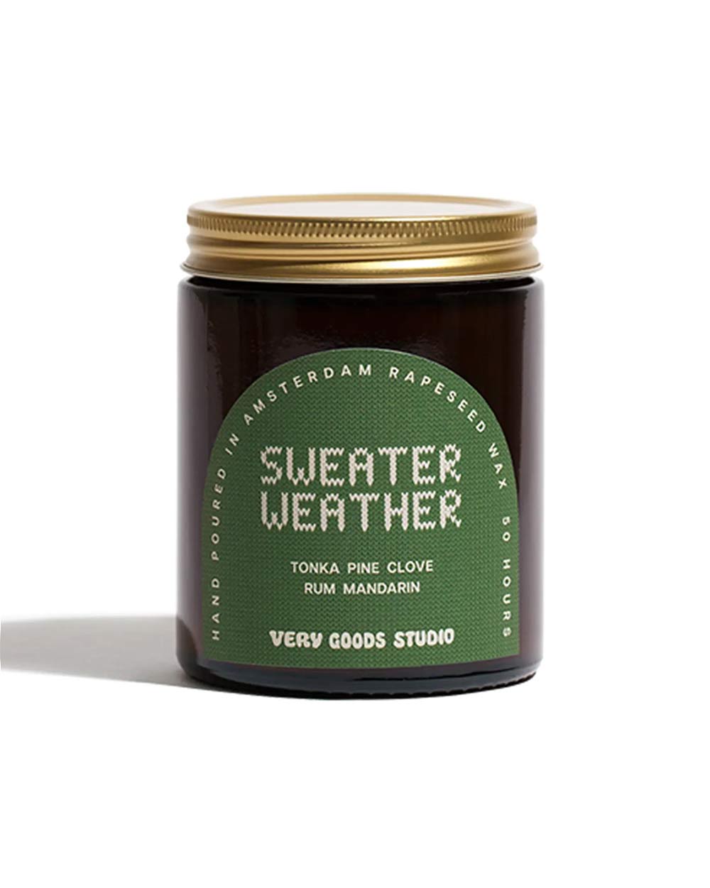 Sweater Weather Duftkerze 170ml in einem bernsteinfarbenen Glas mit grünem Etikett, handgefertigt in Amsterdam, aus Rapswachs mit Noten von Tonka, Kiefer und Mandarine.
