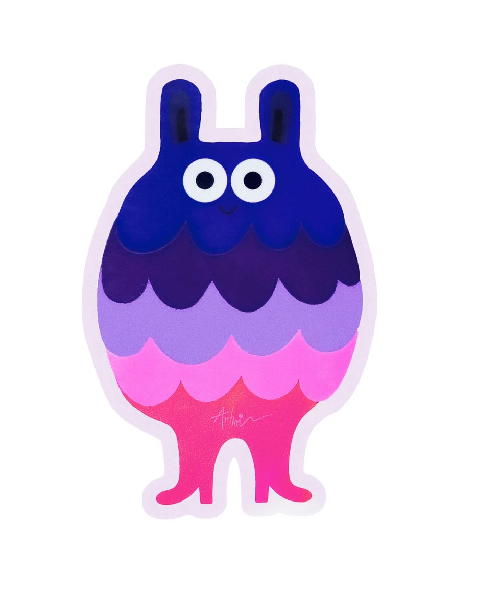 Studio Arhoj - Arhoj Sticker Taro Friend: Cartoon-ähnliches Wesen mit „Ohren“ und großen Augen, farbverlaufend von Blau zu Rot, ideal zum Verzieren von Laptop oder Trinkflasche.