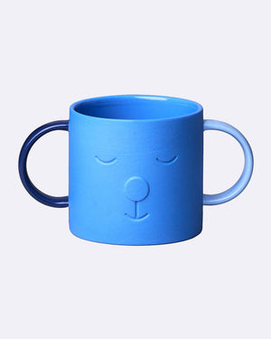 Chic.Mic Good Mood Kids Blueberry Bear: Keramikbecher mit schlafendem Gesicht, 200 ml, zwei unterschiedlich blaue Griffe, ideal für Kindergetränke.