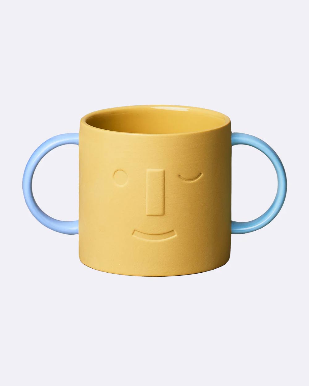 Chic.Mic Good Mood Kids Bo: Zweihand-Mustard-Keramiktasse mit stilisiertem Gesicht und blauen Griffen, ideal für Kindergetränke. Spülmaschinen- und mikrowellengeeignet, perfektioniert für kleine Hände.