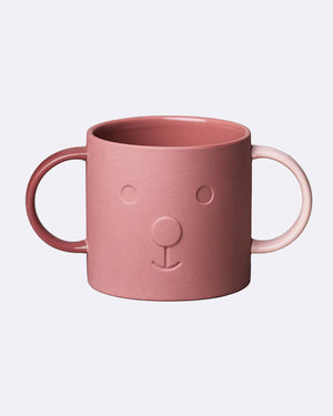 Chic.Mic Good Mood Kids Strawberry Bear Tasse: Keramiktasse mit zwei Henkeln, eingraviertem Bärengesicht, ideal für Kindergetränke. Hochwertiges, durchgefärbtes Porzellan, geeignet für Spülmaschine und Mikrowelle.
