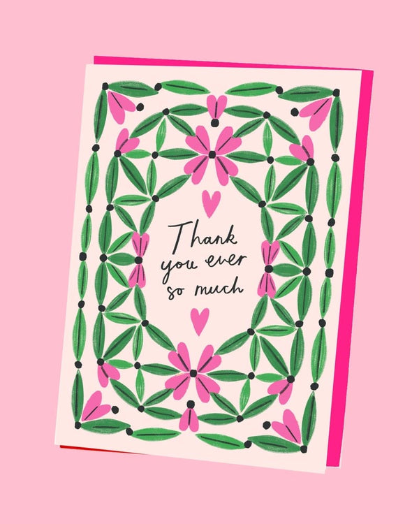 Thank You Blumengitter Klappkarte mit grünem Blätter- und rosa Blumenmuster, handgeschriebenem „Thank you ever so much“ und pinken Herzen, auf nachhaltigem Papier mit farbigem Umschlag.