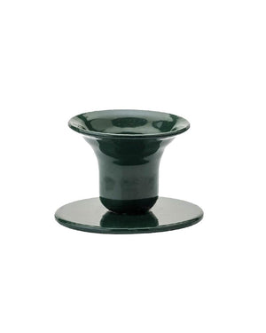 Der Bell Kerzenhalter Moss Green von Kunstindustrien, ein kleiner, dunkelgrüner Kerzenständer aus pulverbeschichtetem Metall, ideal für 2,2 cm breite Kerzen.