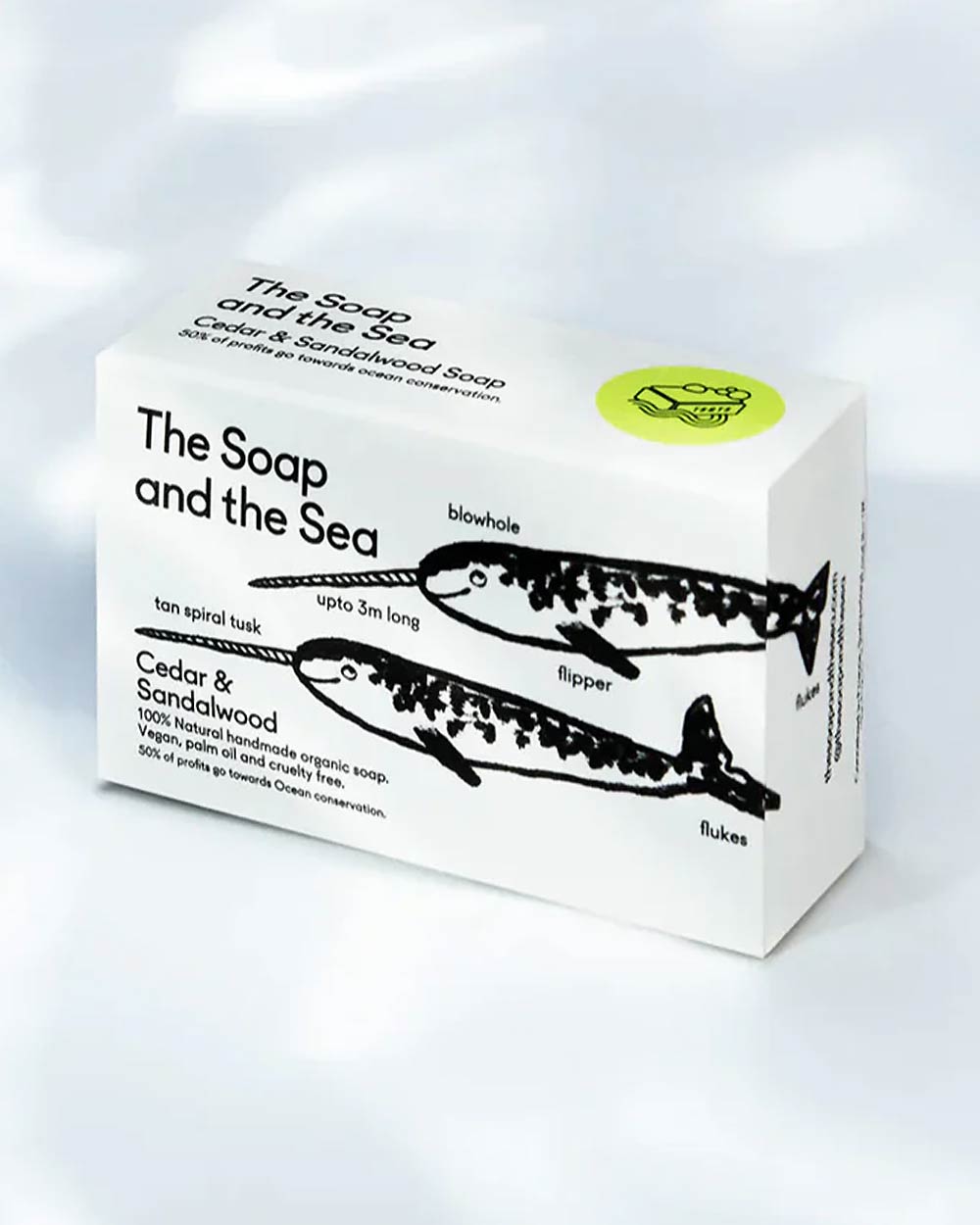 The Soap and The Sea Seife - Cedar & Sandalwood, 100g, zeigt Narwal-Illustrationen. 100% natürliche, handgefertigte, vegane Seife, 50% Gewinn an Meeresschutz.