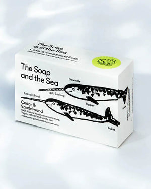The Soap and The Sea Seife - Cedar & Sandalwood, 100g, zeigt Narwal-Illustrationen. 100% natürliche, handgefertigte, vegane Seife, 50% Gewinn an Meeresschutz.