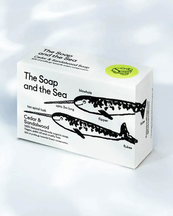 The Soap and The Sea Seife - Cedar & Sandalwood, 100g, zeigt Narwal-Illustrationen. 100% natürliche, handgefertigte, vegane Seife, 50% Gewinn an Meeresschutz.
