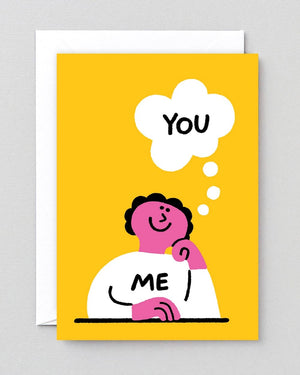 Klappkarte Wrap Me Thinking About You mit Cartoonfigur und Sprechblase, gestaltet von Limoo Park, inklusive weißem Umschlag, auf hochwertigem, unbeschichtetem FSC-Papier.