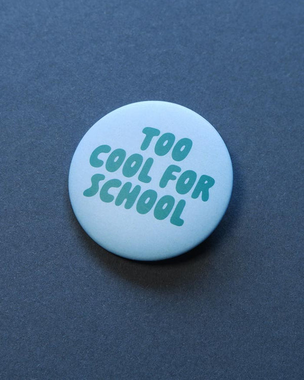 Blauer Runder Button Grüne Schrift Too cool for school tinyday