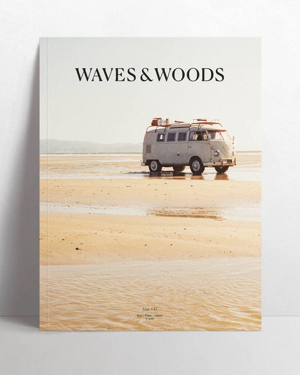 WAVES & WOODS No. 45: Magazincover mit VW-Camper und Surfbrettern am Strand. Ausgabe über Surf, Reisen und Kultur mit einzigartigen Geschichten und Fotografien.