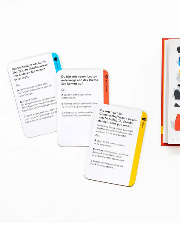 Wer bist Du? - Ein wissenschaftsbasiertes Persönlichkeitsspiel mit drei Multiple-Choice-Karten, die alltägliche Szenarien zur Selbstreflexion und Kommunikationstraining bieten.