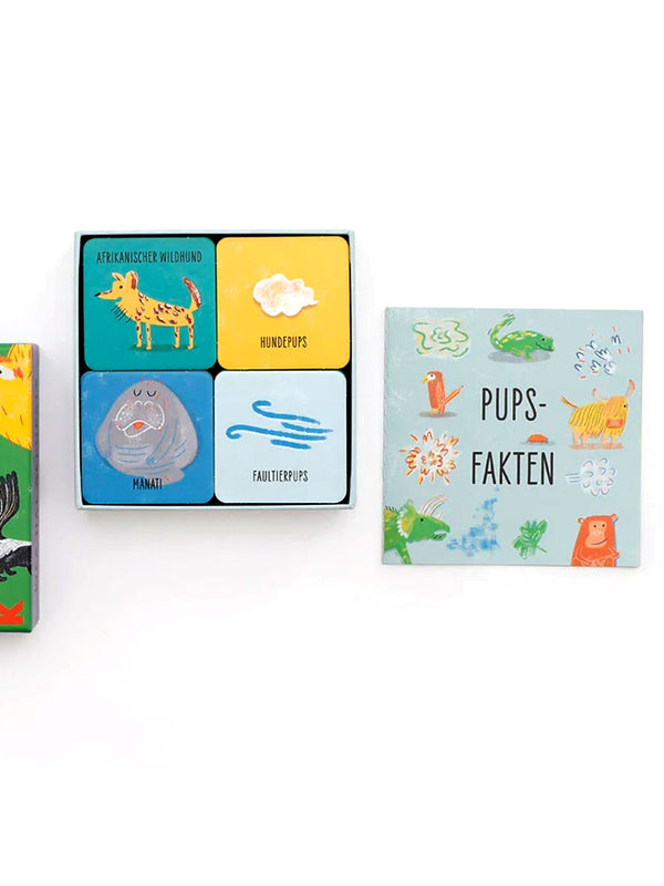 Das Wer hat gepupst? - Memo zeigt vier illustrierte Karten über Tierpupse, inklusive Hund und Faultier, mit einem informativen Booklet über Tiergerüche.