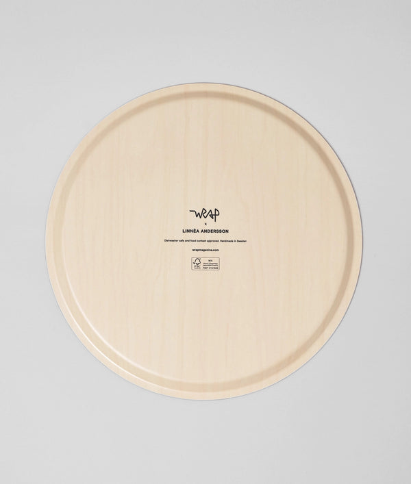 Rundes, handgefertigtes Wrap-Tablett mit Linnea Anderssons rotem Leaves-Motiv, 38 cm Durchmesser, birkensperrholz, FSC-zertifiziert, spülmaschinenfest, lebensmittelecht.