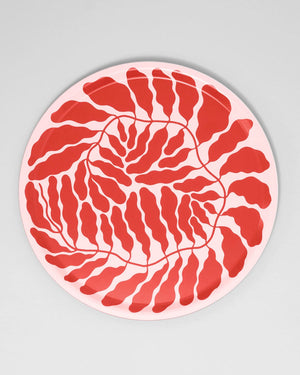 Großes Wrap Red Leaves Tablett Rund mit rotem Blattmotiv von Linnea Andersson, nachhaltig in Schweden gefertigt, auf hellrosa Hintergrund, aus Birkensperrholz, 38 cm Durchmesser.