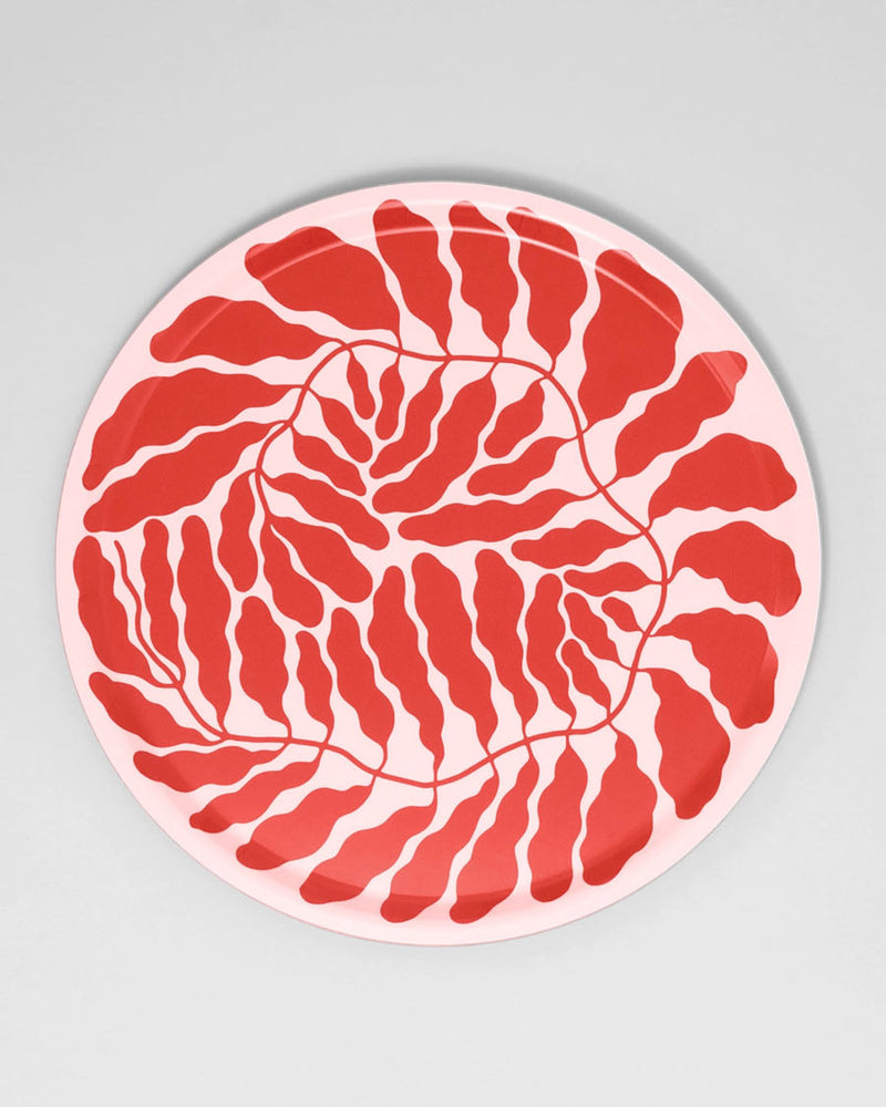 Großes Wrap Red Leaves Tablett Rund mit rotem Blattmotiv von Linnea Andersson, nachhaltig in Schweden gefertigt, auf hellrosa Hintergrund, aus Birkensperrholz, 38 cm Durchmesser.