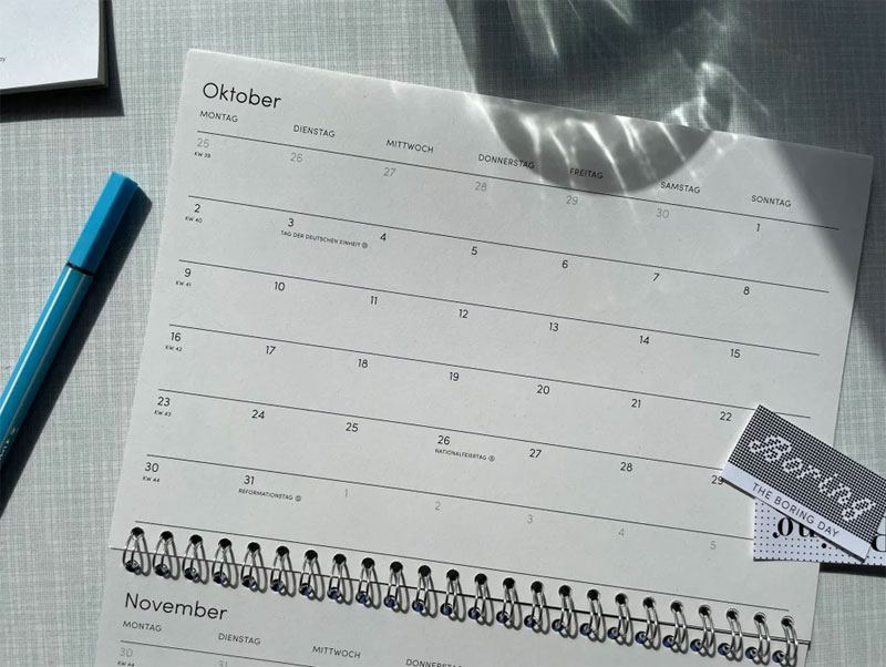 The Boring Day Tischkalender 2023 Blau