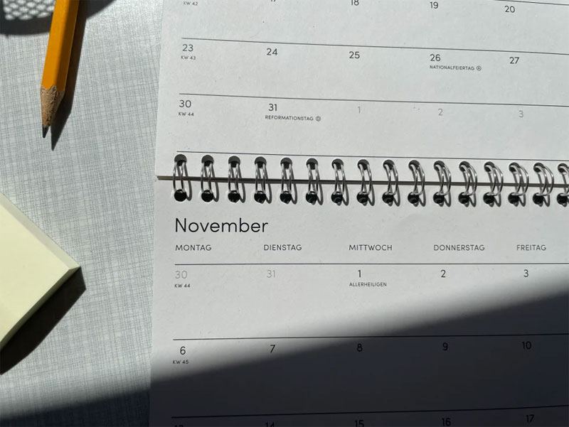 The Boring Day Tischkalender 2023 Schwarz