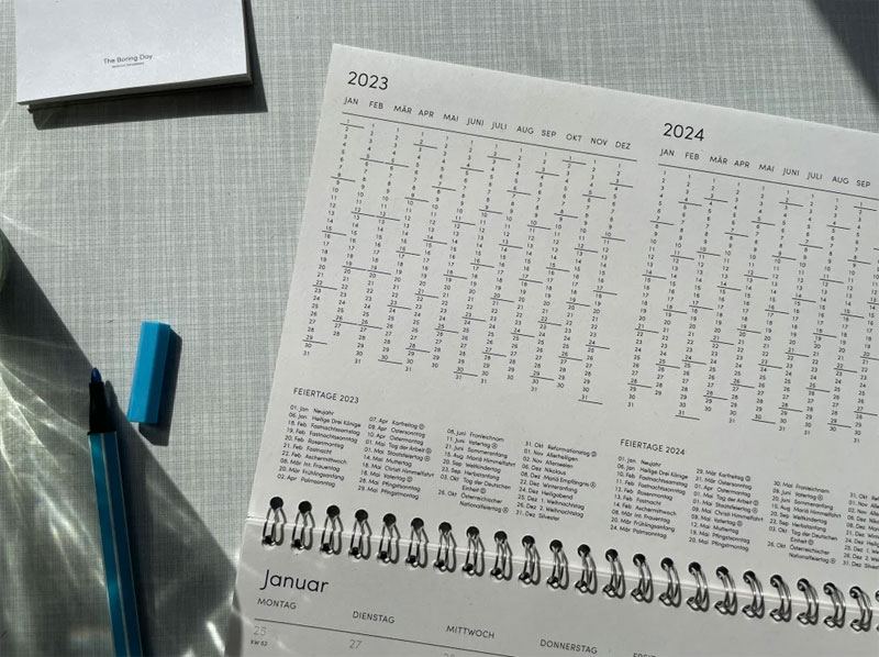 The Boring Day Tischkalender 2023 Blau