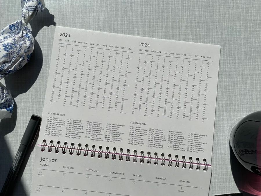 The Boring Day Tischkalender 2023 Pink